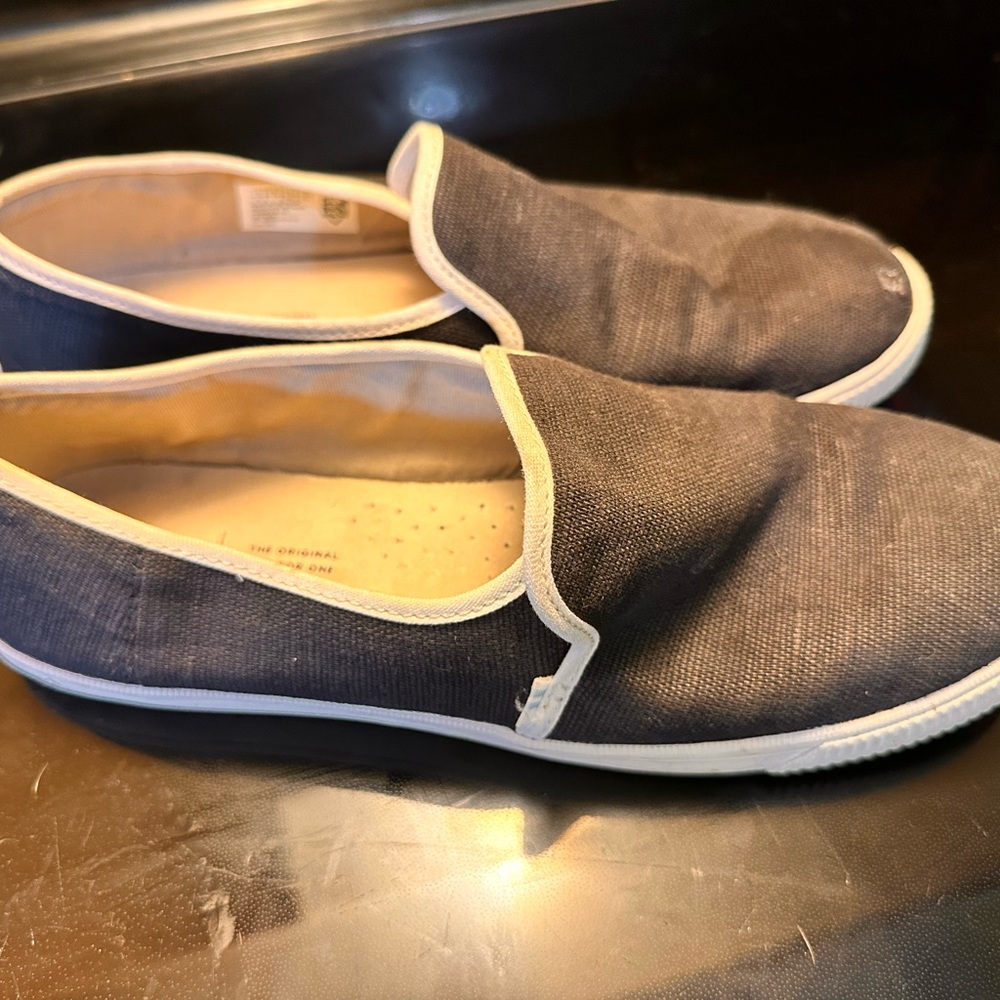 Women’s black toms